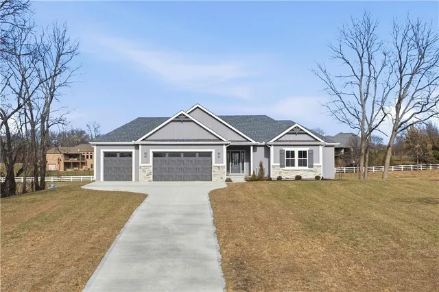 $859,900 | 17860 Clearview Drive, Leavenworth, KS 66048
