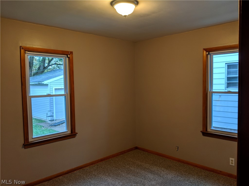 4237 Lambert Road Cleveland, OH 44121 - Photo 9 of 24