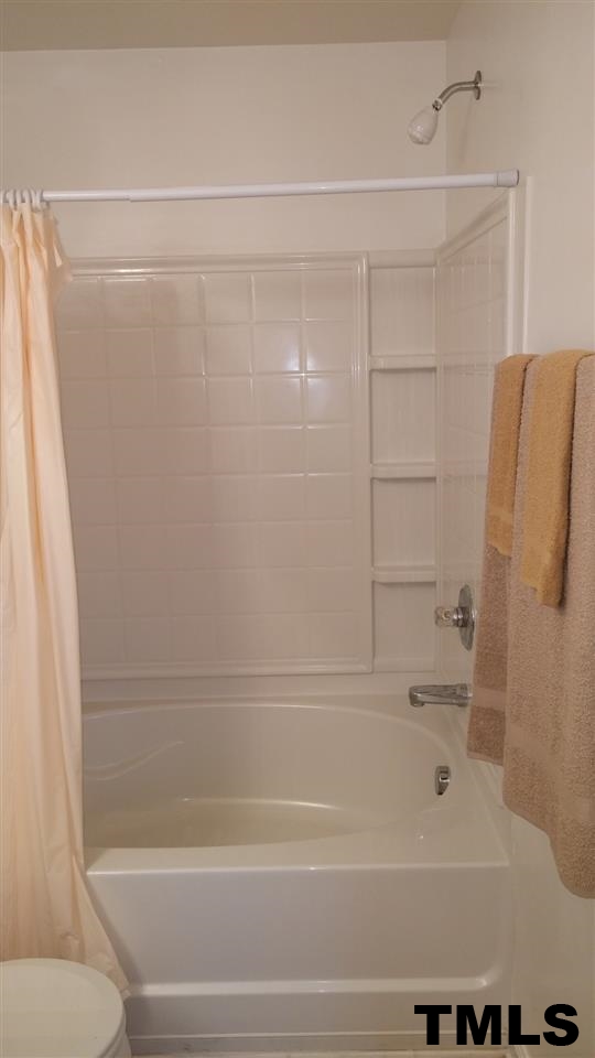 189 Depot Ridge Road Garner, NC 27529 - Photo 11 of 18 Large tub and shower.