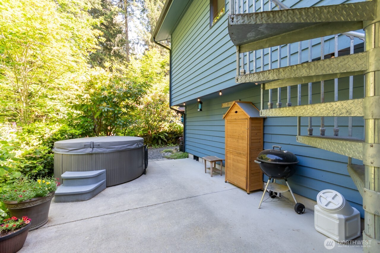 492 Walkabout Way Port Angeles, WA 98363 - Photo 7 of 40 a front view of a house with a yard