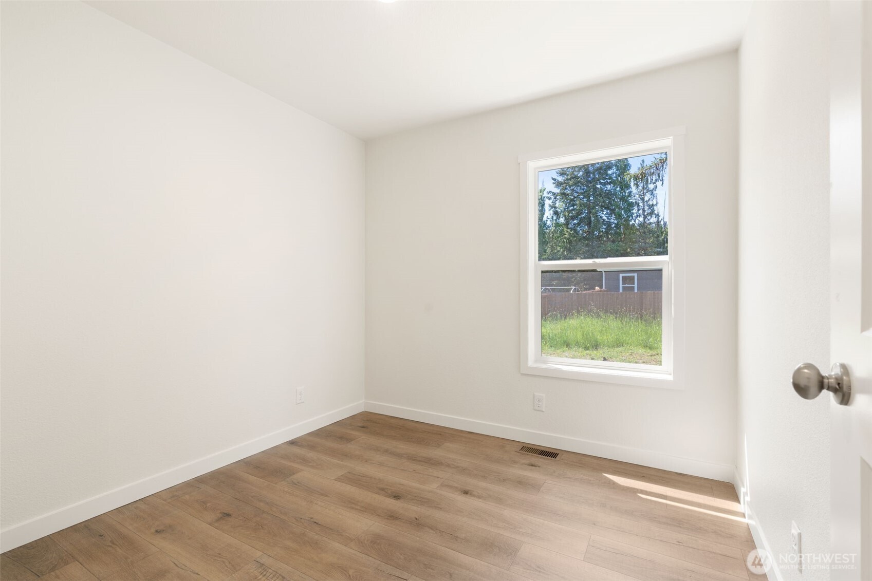 1090 Koontz Road Chehalis, WA 98532 - Photo 18 of 35 an empty room with a window