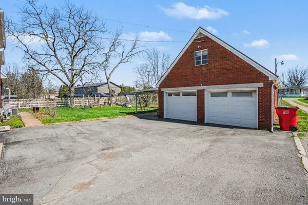 a front view of house with yard and garage