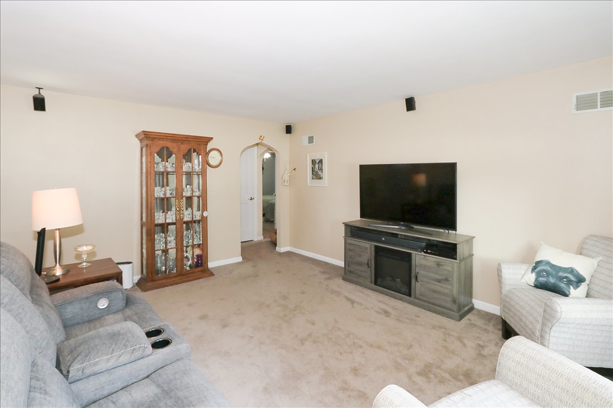 6 West Harding Road Lombard, IL 60148 - Photo 7 of 25