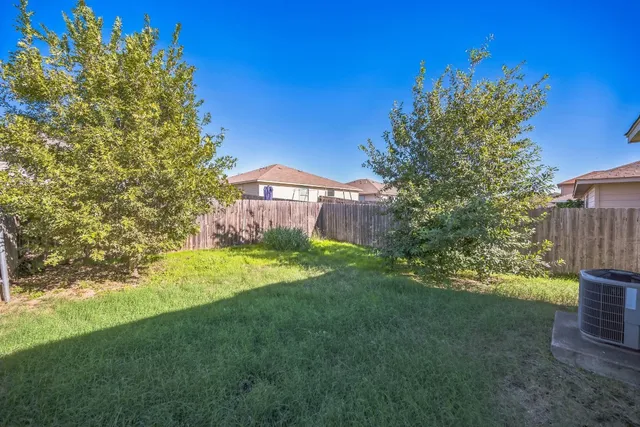 a view of a back yard