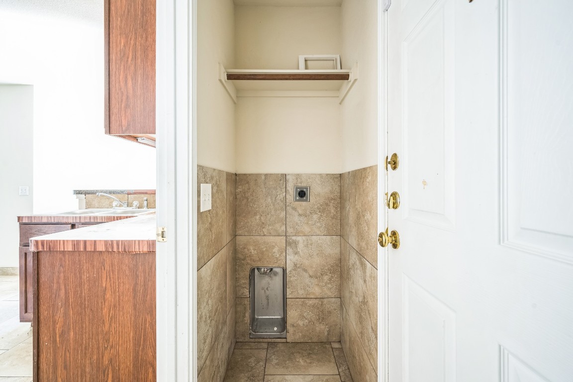 1007 Trail Driver Cove Georgetown, TX 78626 - Photo 8 of 16 a bathroom with a shower