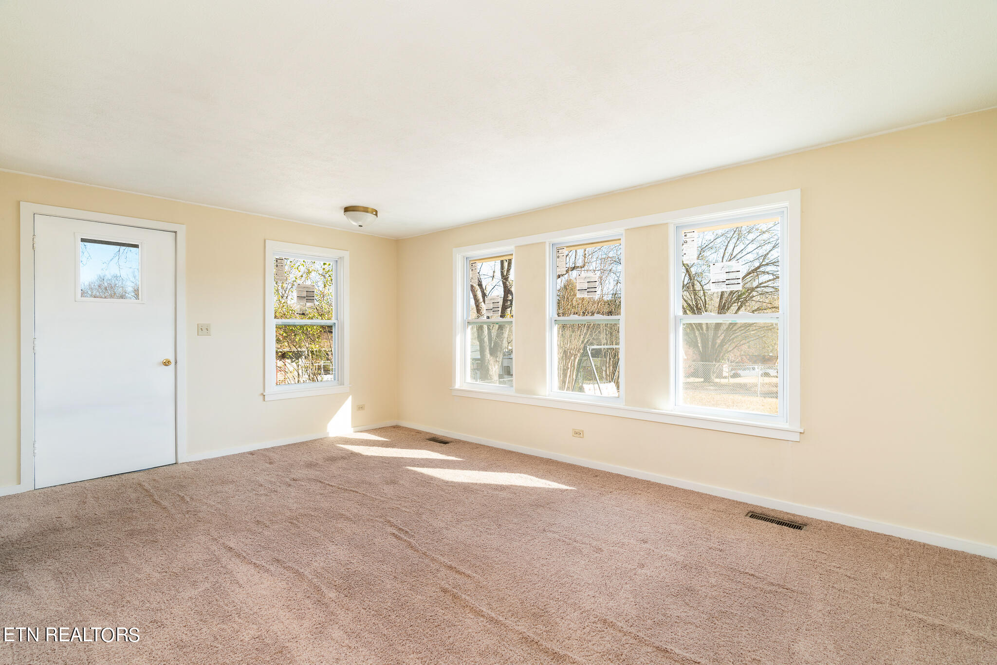 125 Pembroke Road Oak Ridge, TN 37830 - Photo 11 of 20 Living Room 1