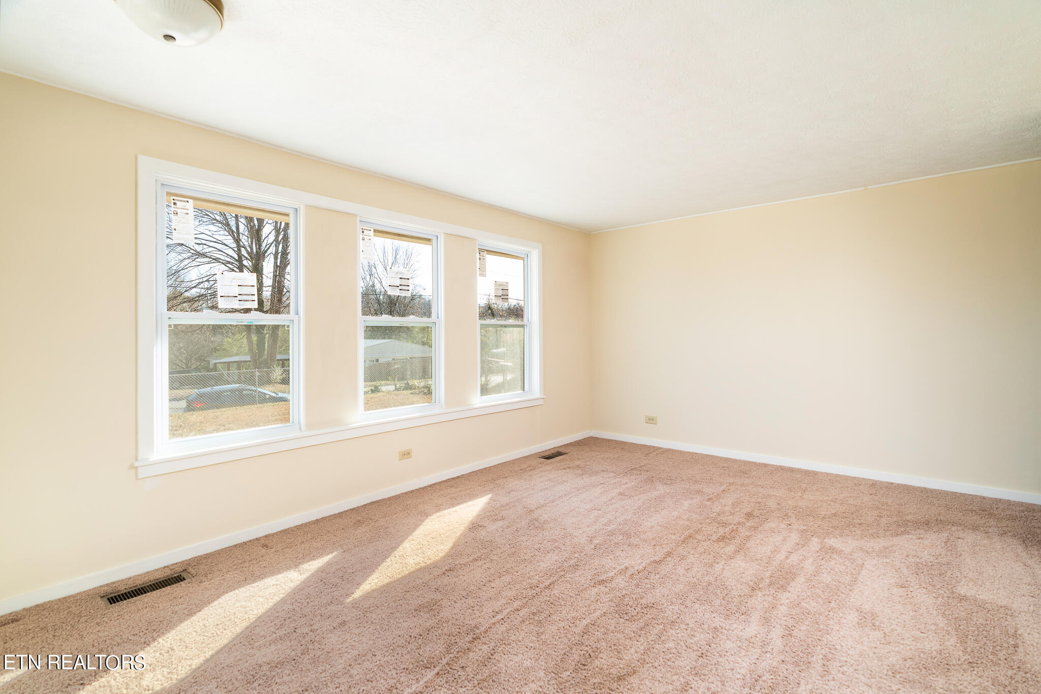 125 Pembroke Road Oak Ridge, TN 37830 - Photo 12 of 20 Living Room 2