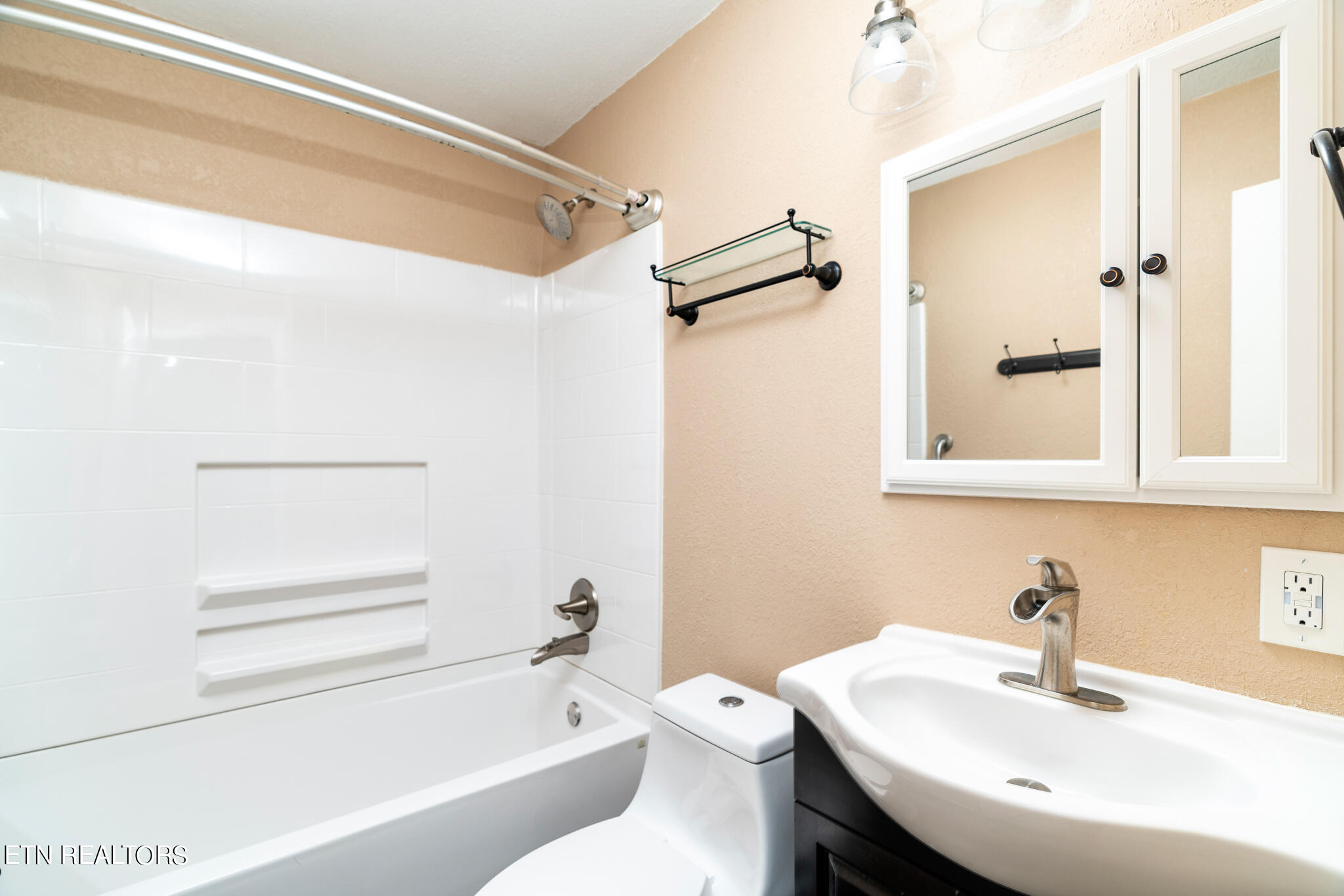 125 Pembroke Road Oak Ridge, TN 37830 - Photo 16 of 20 Full Bath 1
