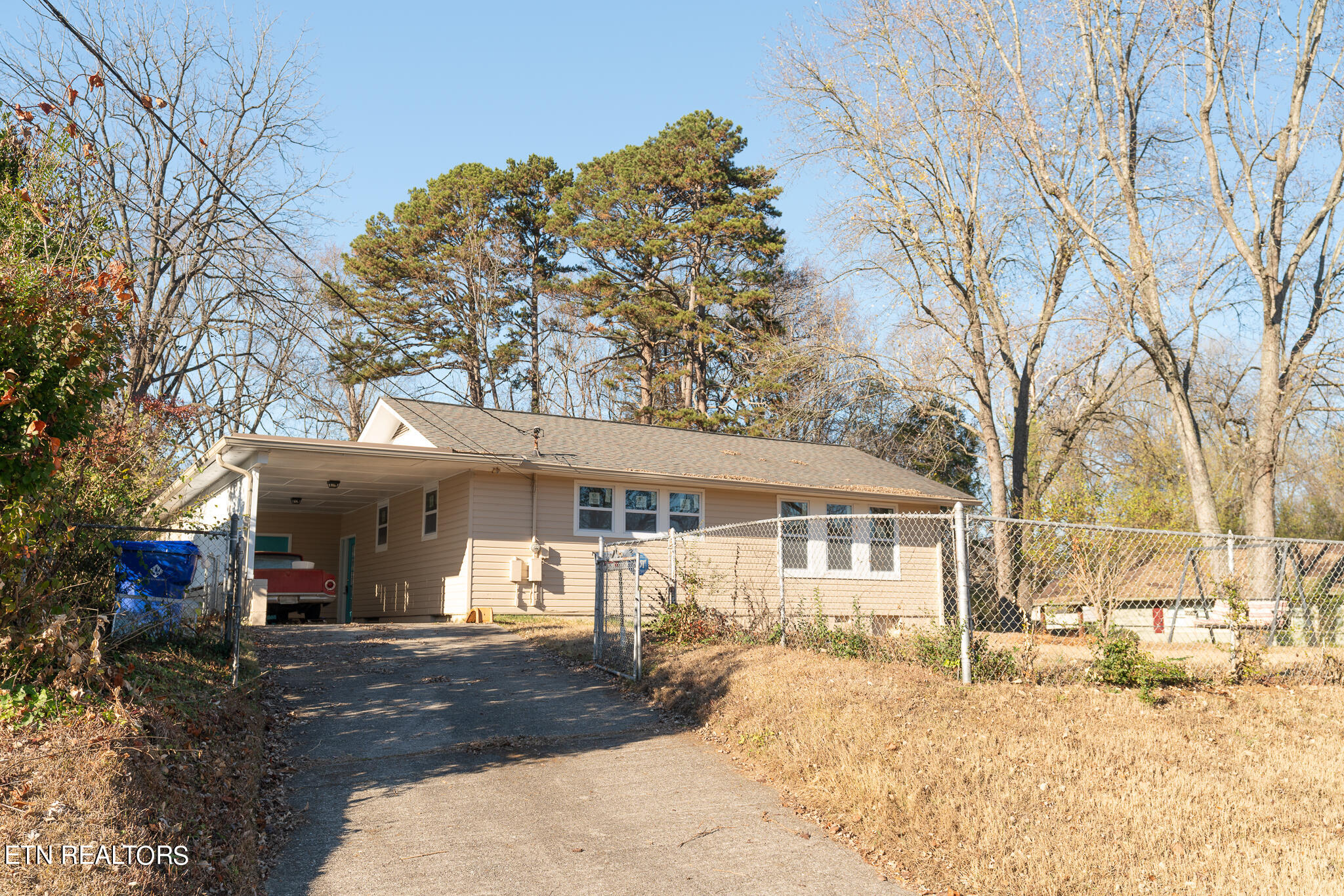 125 Pembroke Road Oak Ridge, TN 37830 - Photo 2 of 20 Front of House 2