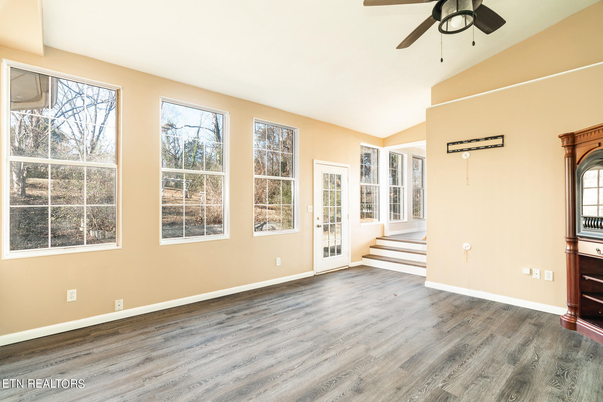 125 Pembroke Road Oak Ridge, TN 37830 - Photo 4 of 20 Den w Fireplace 1