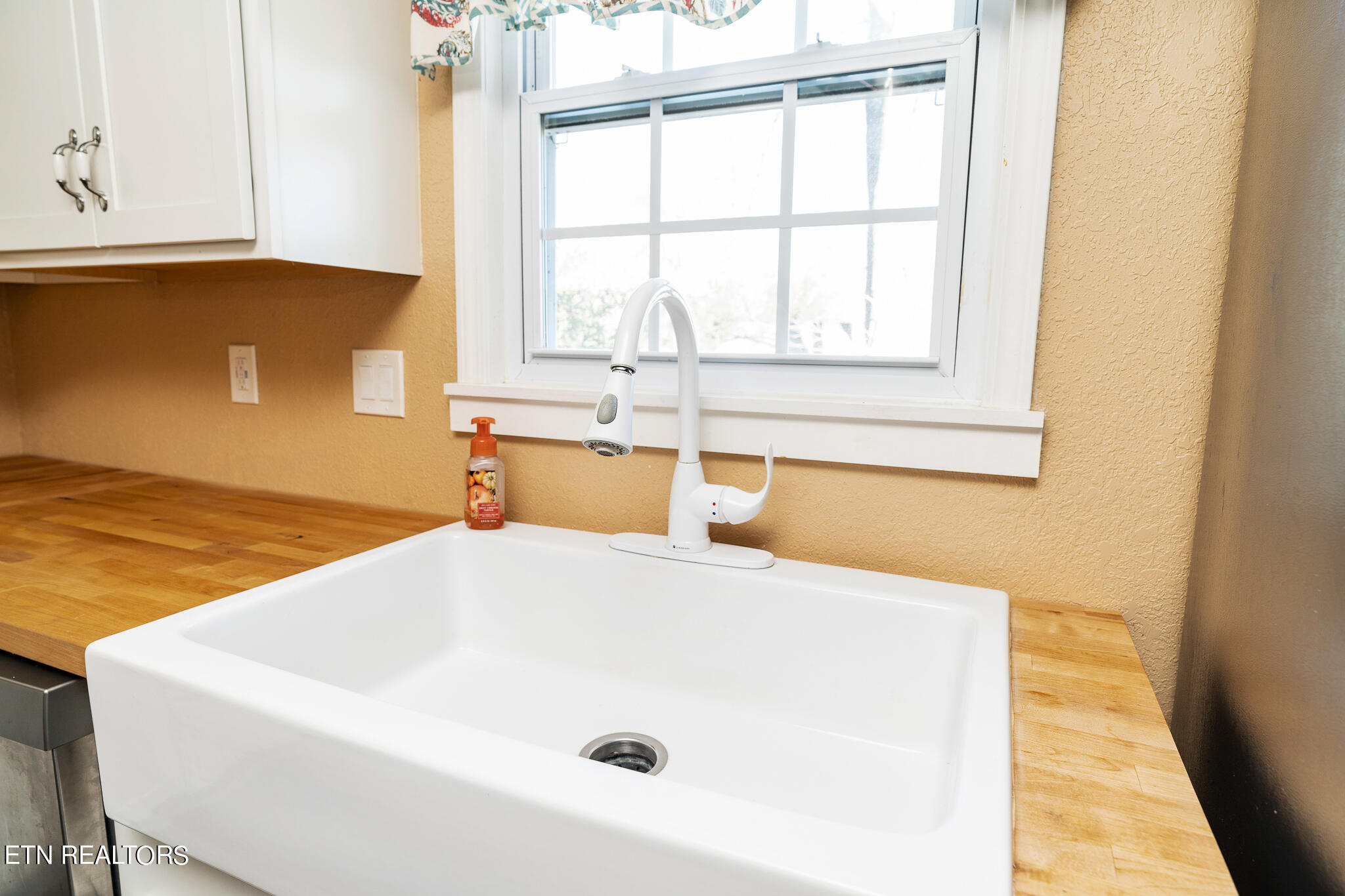 125 Pembroke Road Oak Ridge, TN 37830 - Photo 8 of 20 Kitchen 3