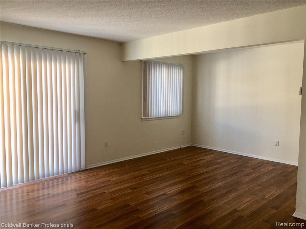 1514 Normandy Road, Unit 103 Royal Oak, MI 48073 - Photo 4 of 19 Living room dining room combo.jpg