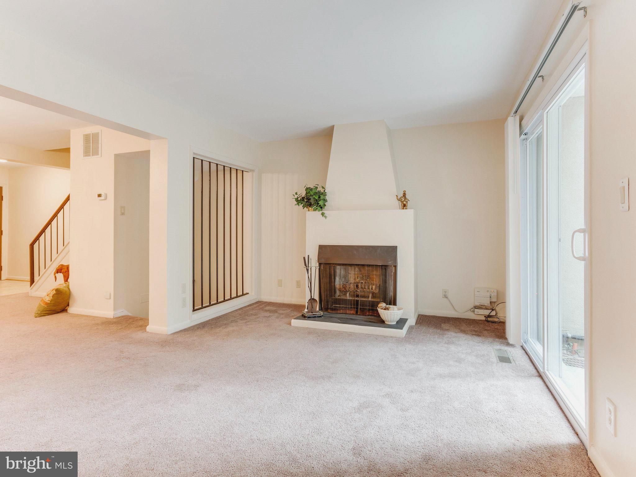 1658 Valencia Way Reston, VA 20190 - Photo 4 of 21 Living Room