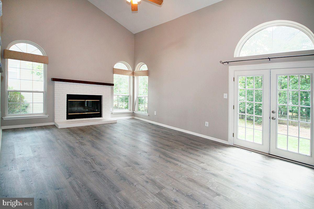 16 Militia Hill Road Sicklerville, NJ 08081 - Photo 11 of 38 Family Room: Vaulted Ceilings