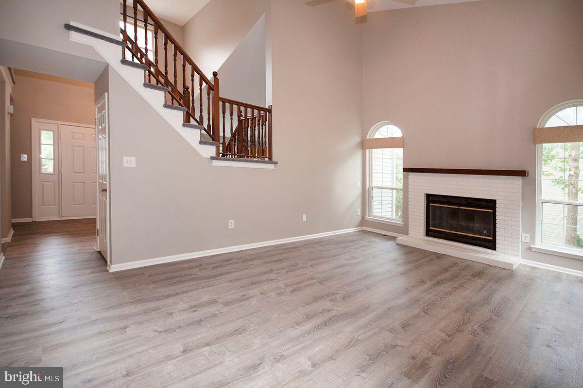 16 Militia Hill Road Sicklerville, NJ 08081 - Photo 13 of 38 Family Room: Vaulted Ceilings