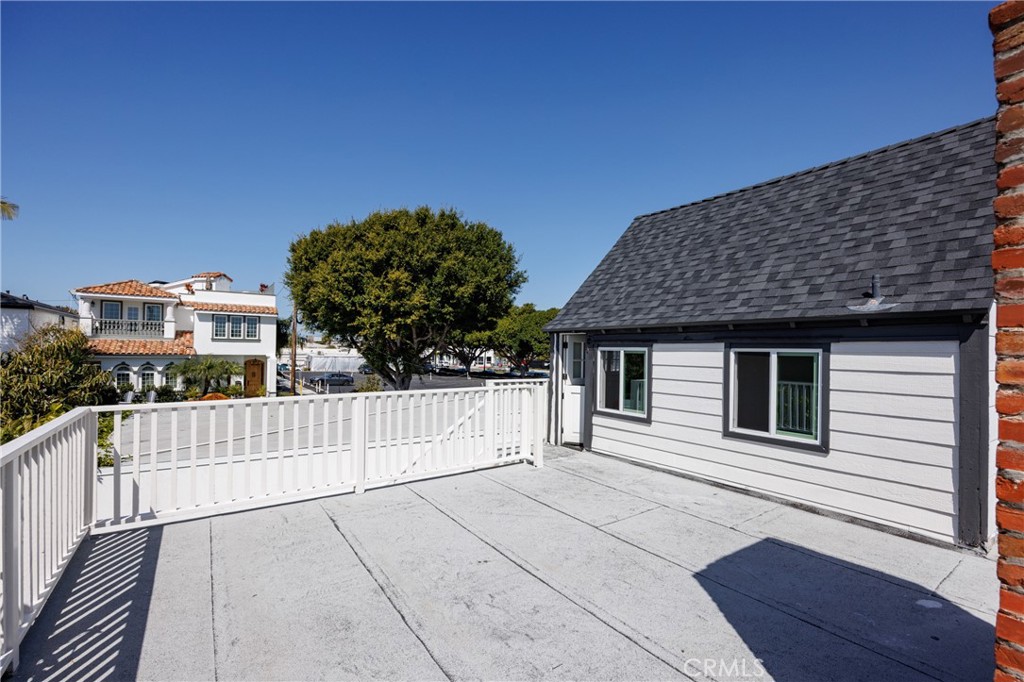 351 Hazel Drive Corona del Mar, CA 92625 - Photo 21 of 58 a backyard of a house