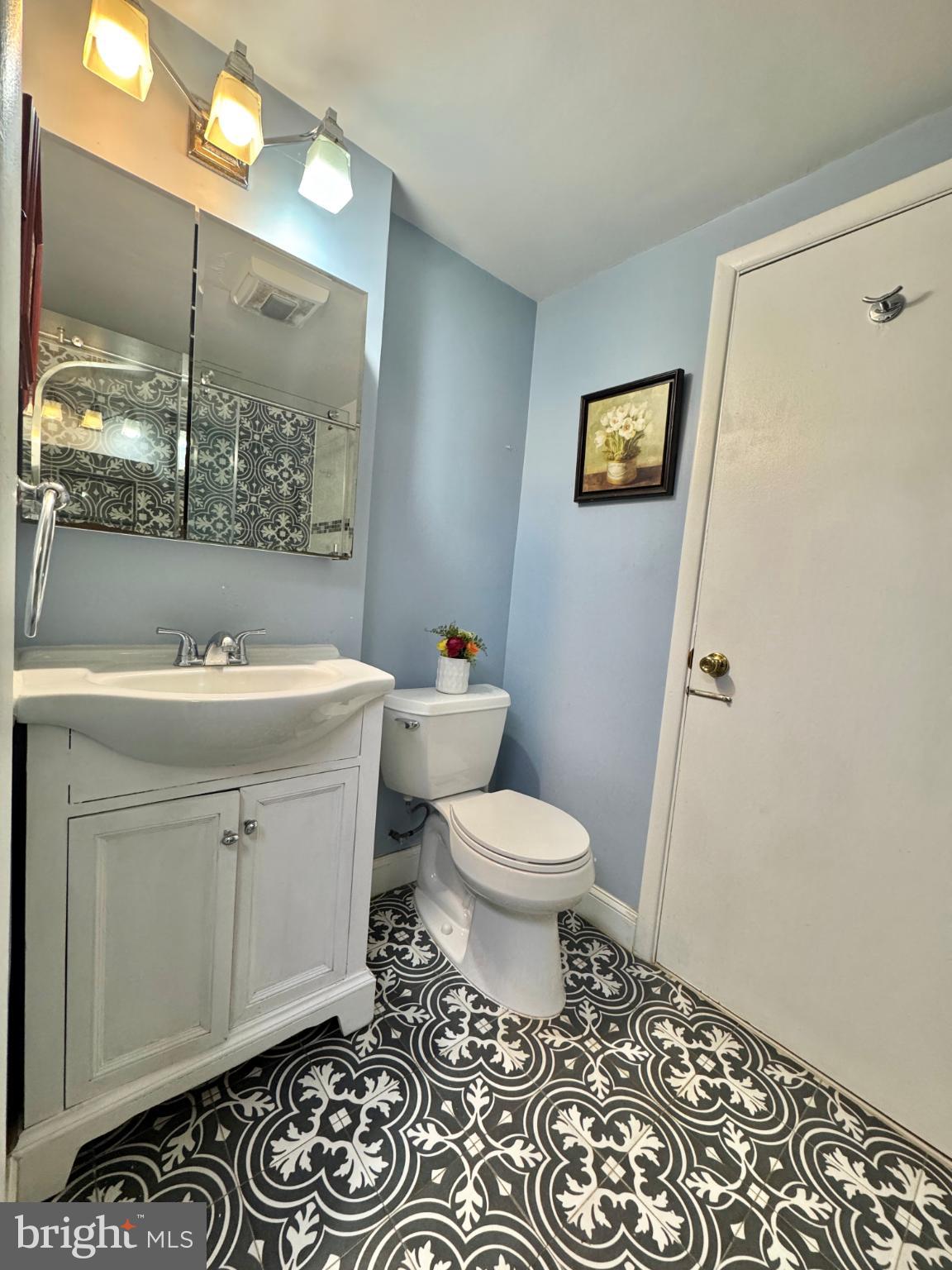 5632 Inverchapel Road Springfield, VA 22151 - Photo 4 of 16 a bathroom with a toilet sink and mirror
