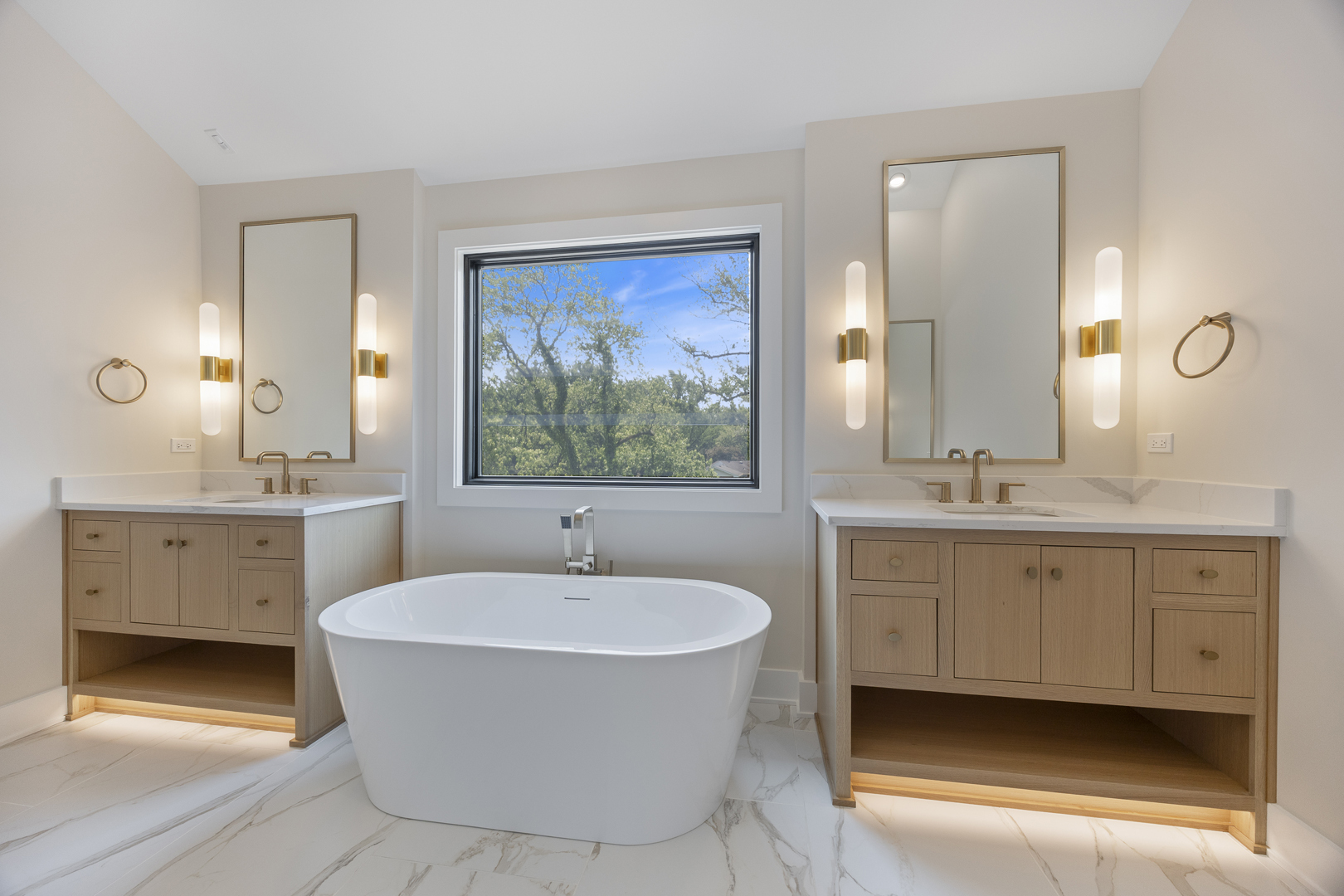 11901 Heritage Drive Burr Ridge, IL 60527 - Photo 37 of 47 a bathroom with a double vanity sink mirror and bathtub