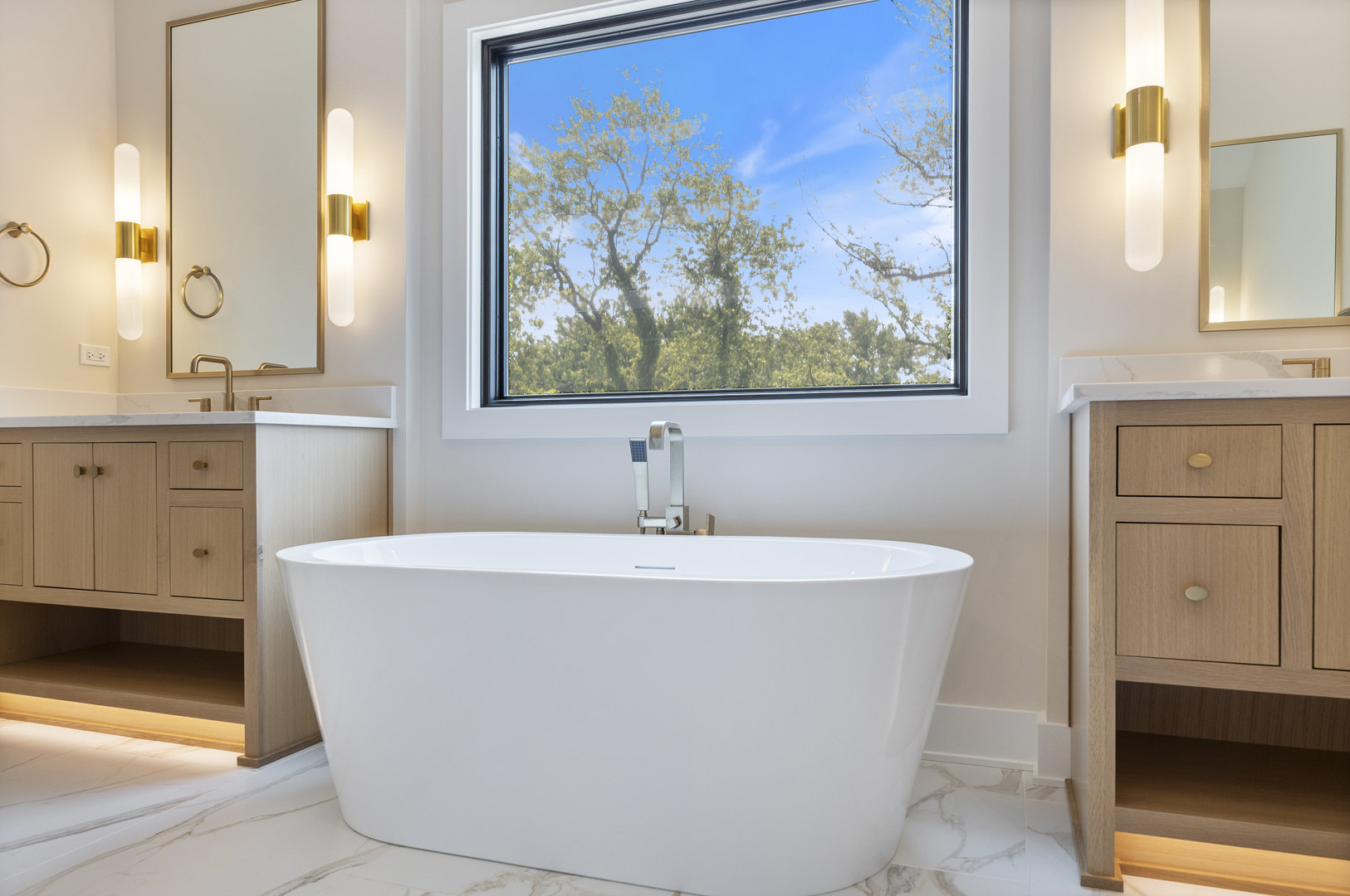 11901 Heritage Drive Burr Ridge, IL 60527 - Photo 38 of 47 a white bath tub sitting next to a white sink