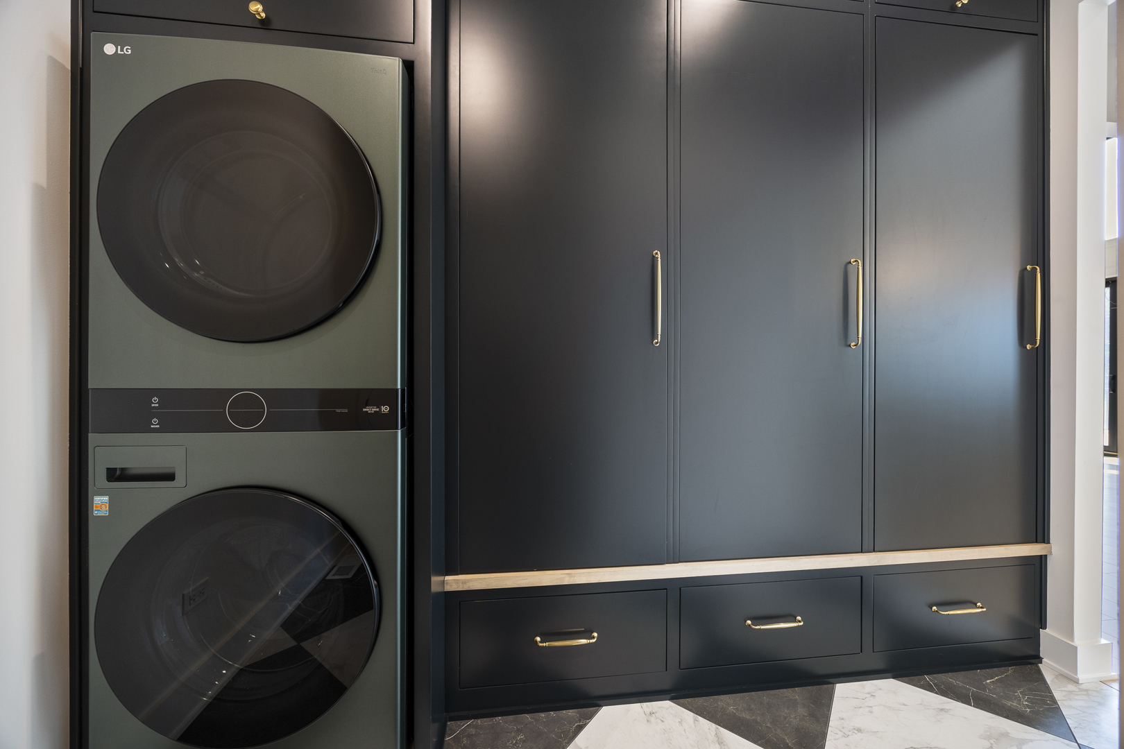 11901 Heritage Drive Burr Ridge, IL 60527 - Photo 47 of 47 a bathroom with a toilet and a sink