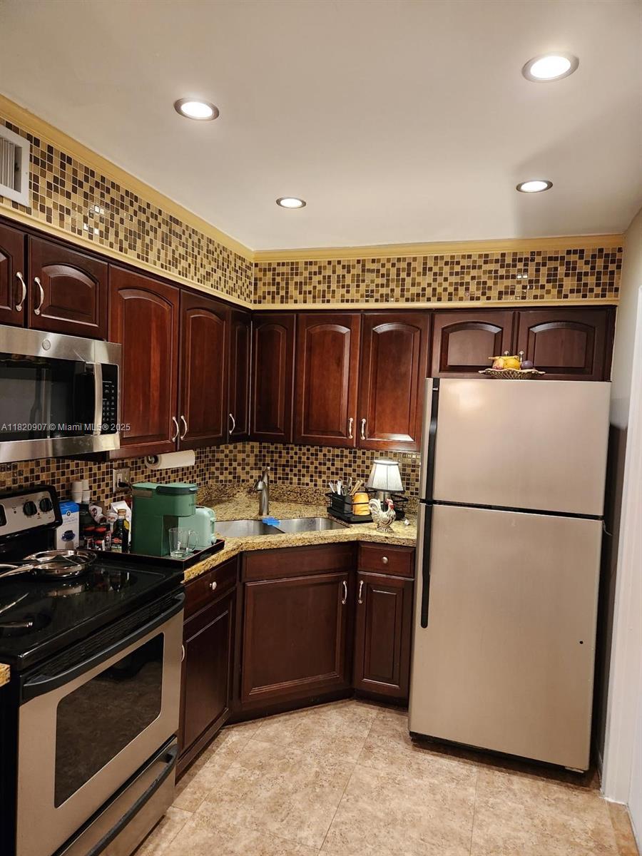 9 Northeast 19th Court, Unit 208C Wilton Manors, FL 33305 - Photo 4 of 6