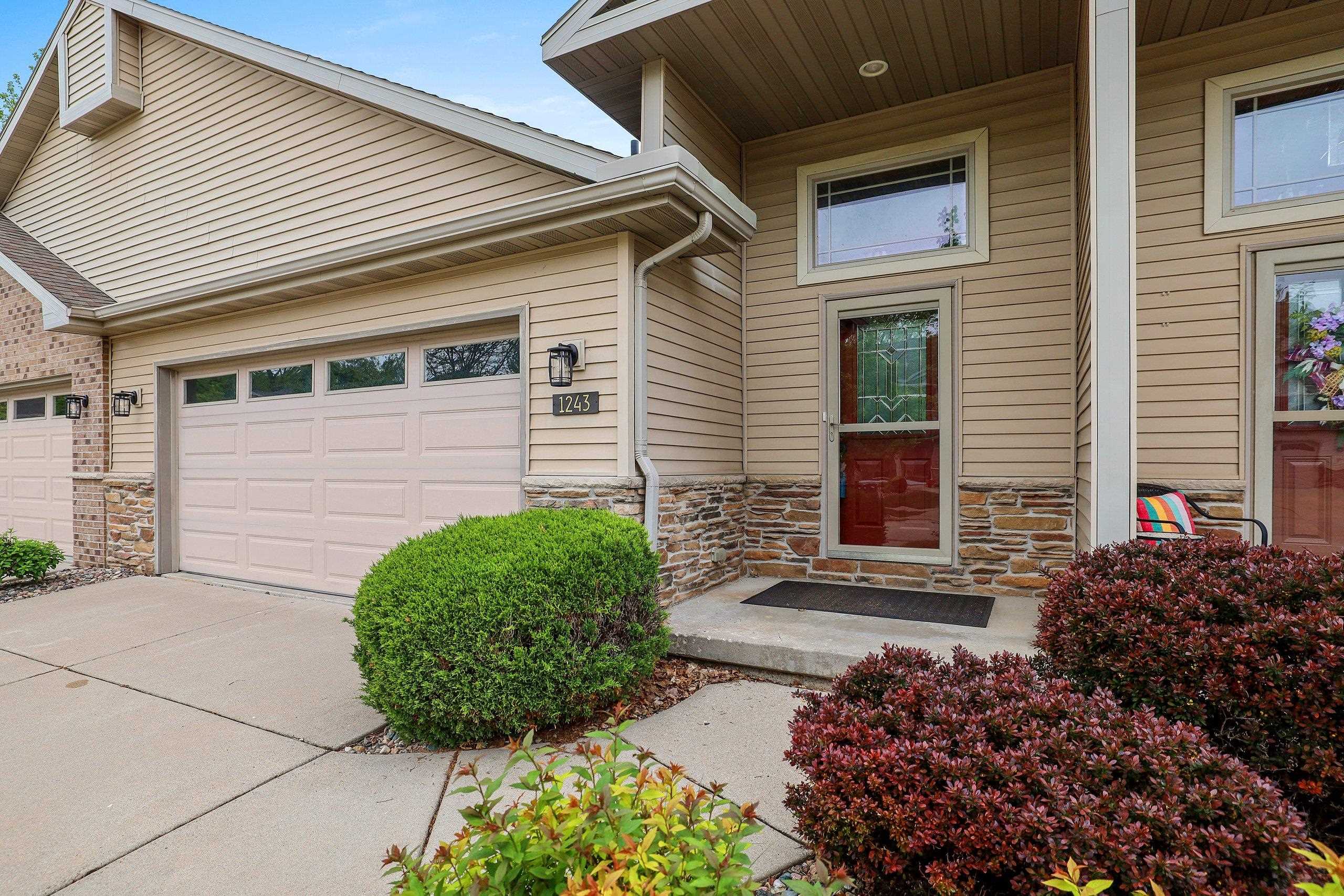 1243 Prairie Falcon Trail Green Bay, WI 54313 - Photo 3 of 51
