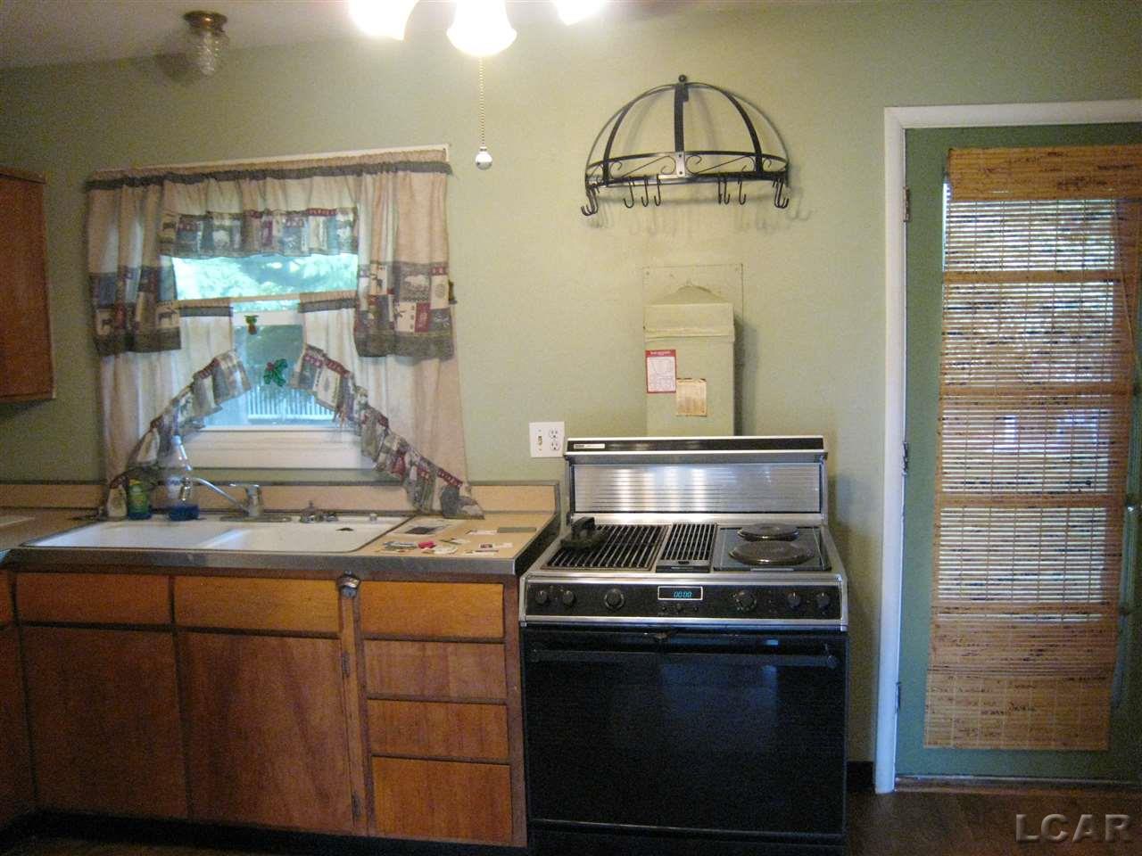 605 West Russell Road Tecumseh, MI 49286 - Photo 5 of 11 31296876-4.JPG