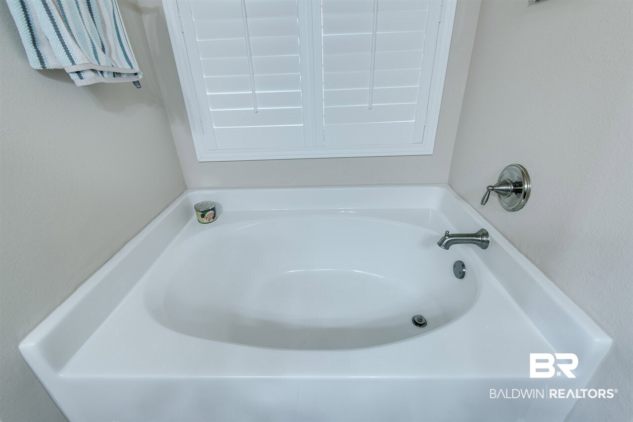 23094 Carnoustie Drive Foley, AL 36535 - Photo 30 of 43 Master Bath Soaking Tub