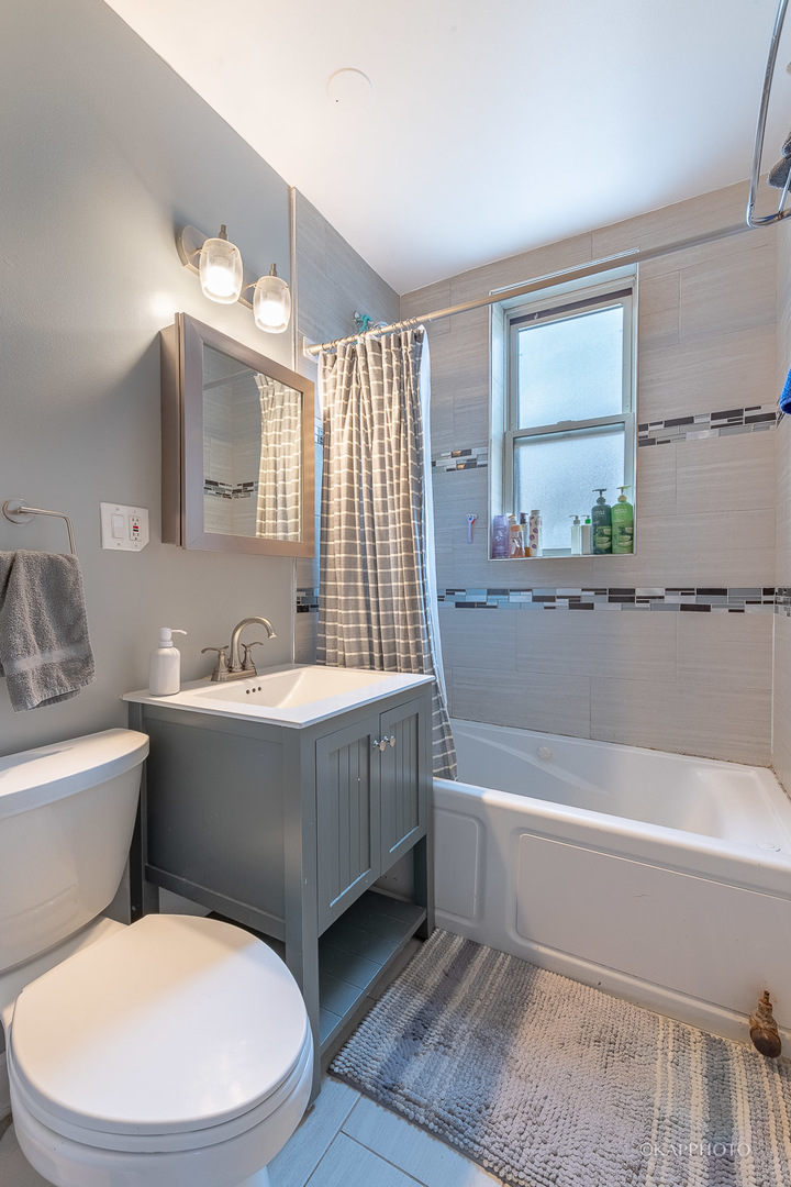 1323 West Addison Street, Unit 1B Chicago, IL 60613 - Photo 24 of 25 a bathroom with a bathtub a toilet and a sink
