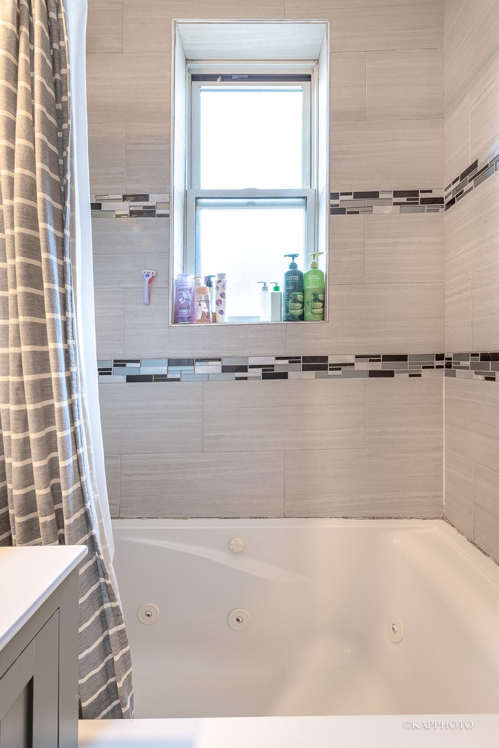 1323 West Addison Street, Unit 1B Chicago, IL 60613 - Photo 25 of 25 a close up of a bathtub