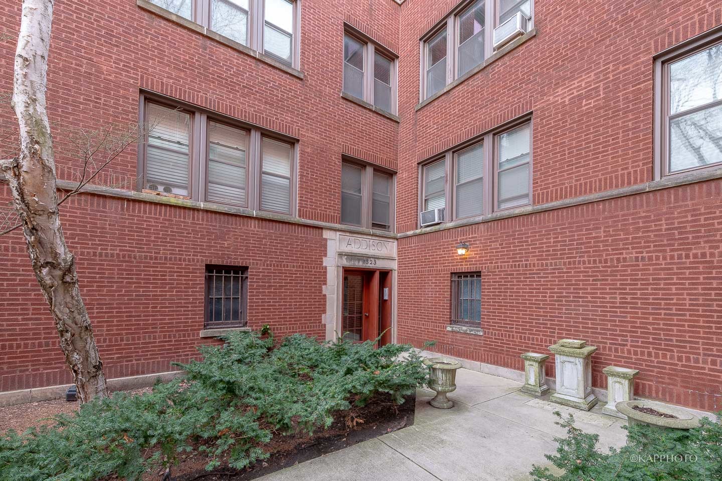 1323 West Addison Street, Unit 1B Chicago, IL 60613 - Photo 5 of 25 front view of a building