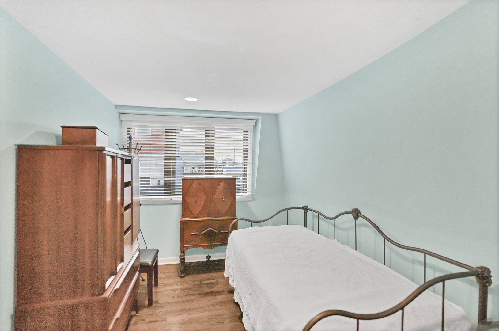 7754 West Higgins Road, Unit J Chicago, IL 60631 - Photo 18 of 23 a living room with furniture a desk and chair