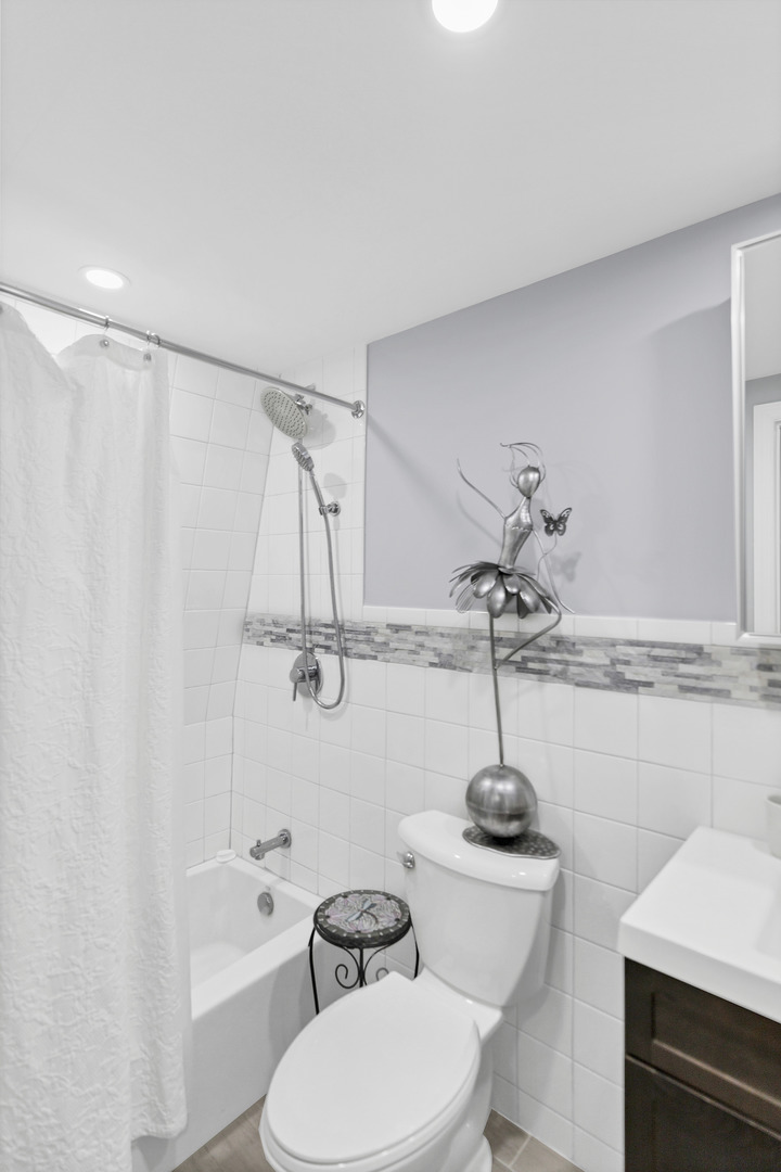 7754 West Higgins Road, Unit J Chicago, IL 60631 - Photo 20 of 23 a bathroom with a toilet a sink and bathtub