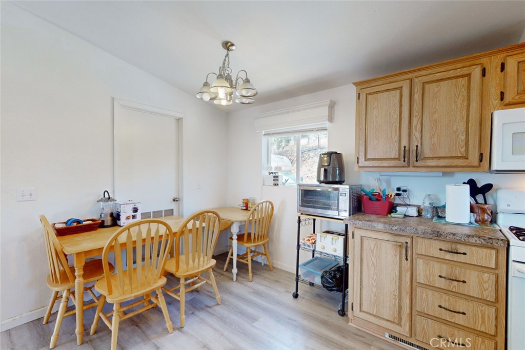 280 Canyon Creek Road Berry Creek, CA 95916 - Photo 11 of 36 a view of a dining room with furniture and wooden floor