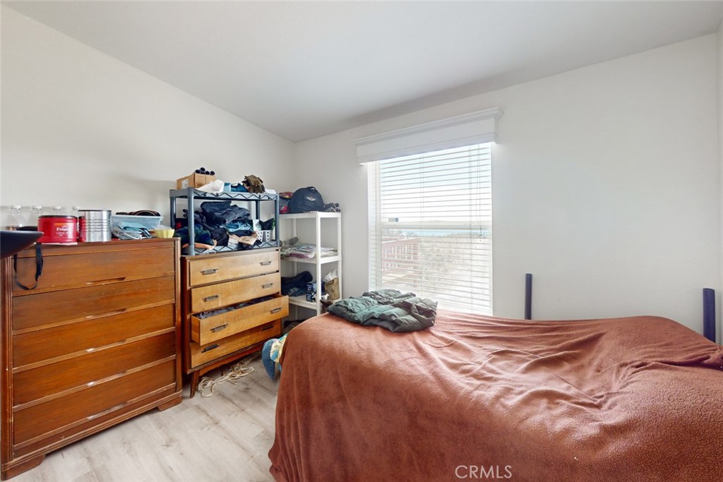 280 Canyon Creek Road Berry Creek, CA 95916 - Photo 14 of 36 a bedroom with a bed and a closet