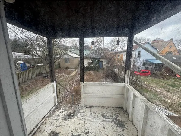 a view of a house with backyard