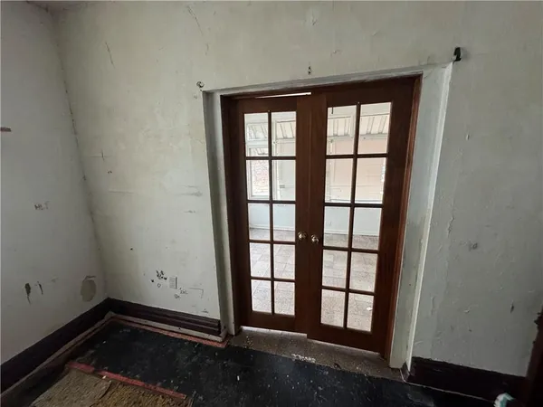 a view of empty room with window