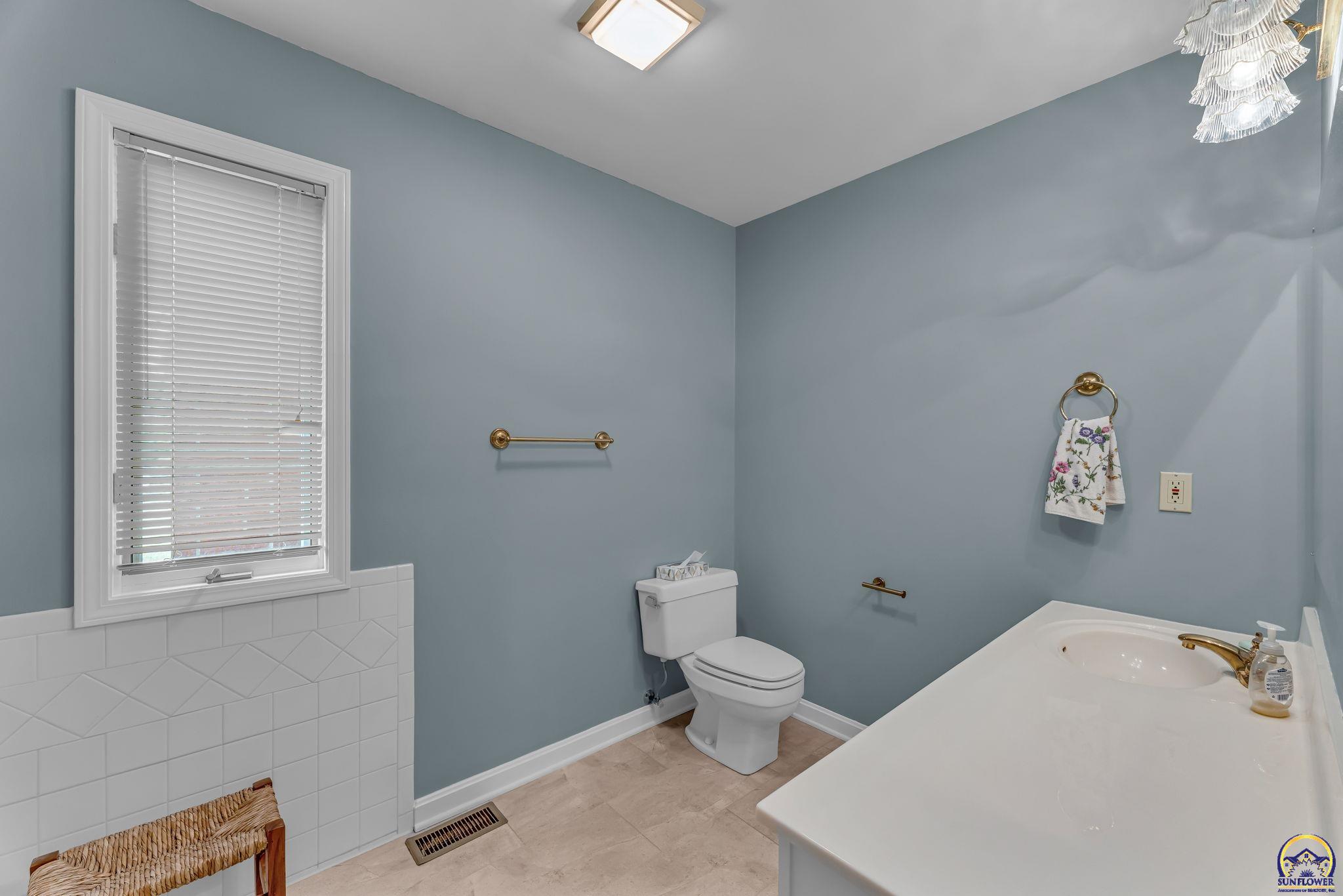 7628 Southwest 37th Street Topeka, KS 66614 - Photo 20 of 44