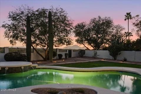 a view of a backyard