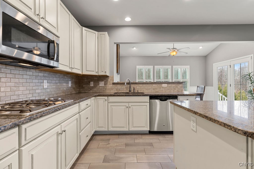 8490 Melo Circle Clay, NY 13041 - Photo 26 of 47