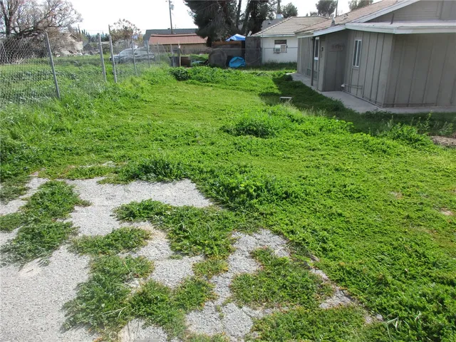 a view of a backyard with pathway