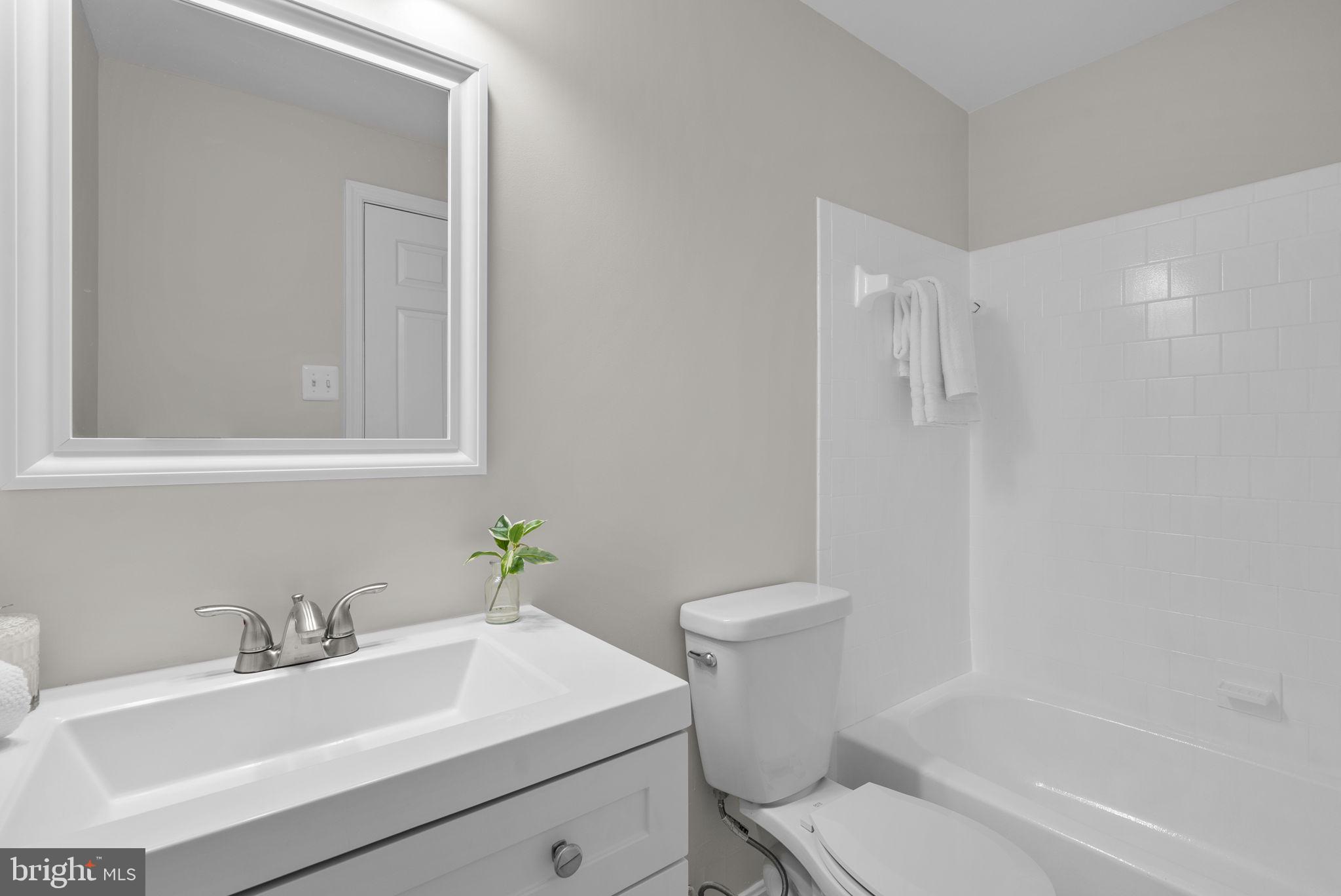 8 Seville Way Gaithersburg, MD 20878 - Photo 22 of 45 a bathroom with a sink toilet and a bathtub