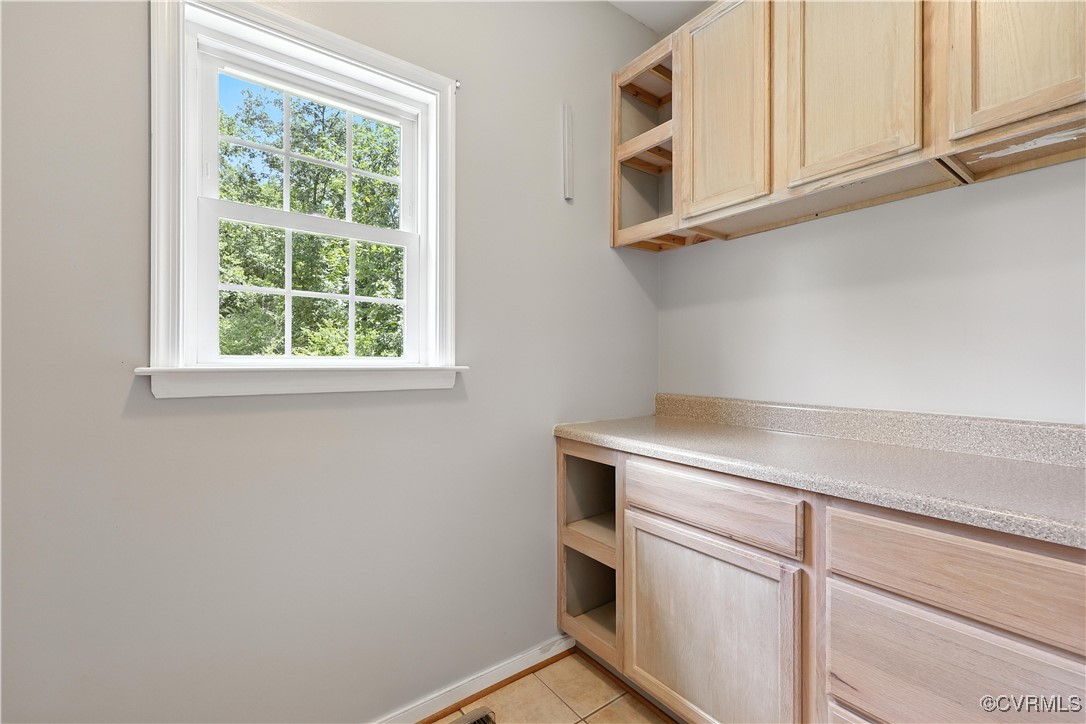 4290 Three Chopt Road Gum Spring, VA 23065 - Photo 25 of 32 a view of cabinets and window