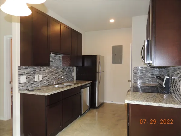 $1,275 | 615 Hayman Street, Huntsville, TX 77340