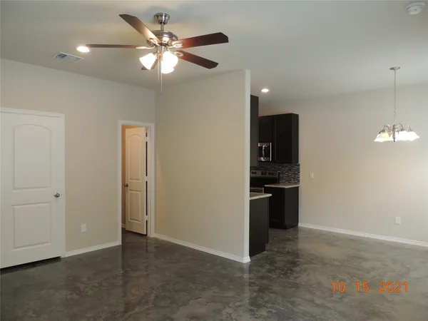 $1,275 | 615 Hayman Street, Huntsville, TX 77340