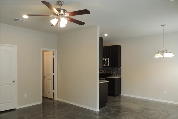 $1,275 | 615 Hayman Street, Huntsville, TX 77340