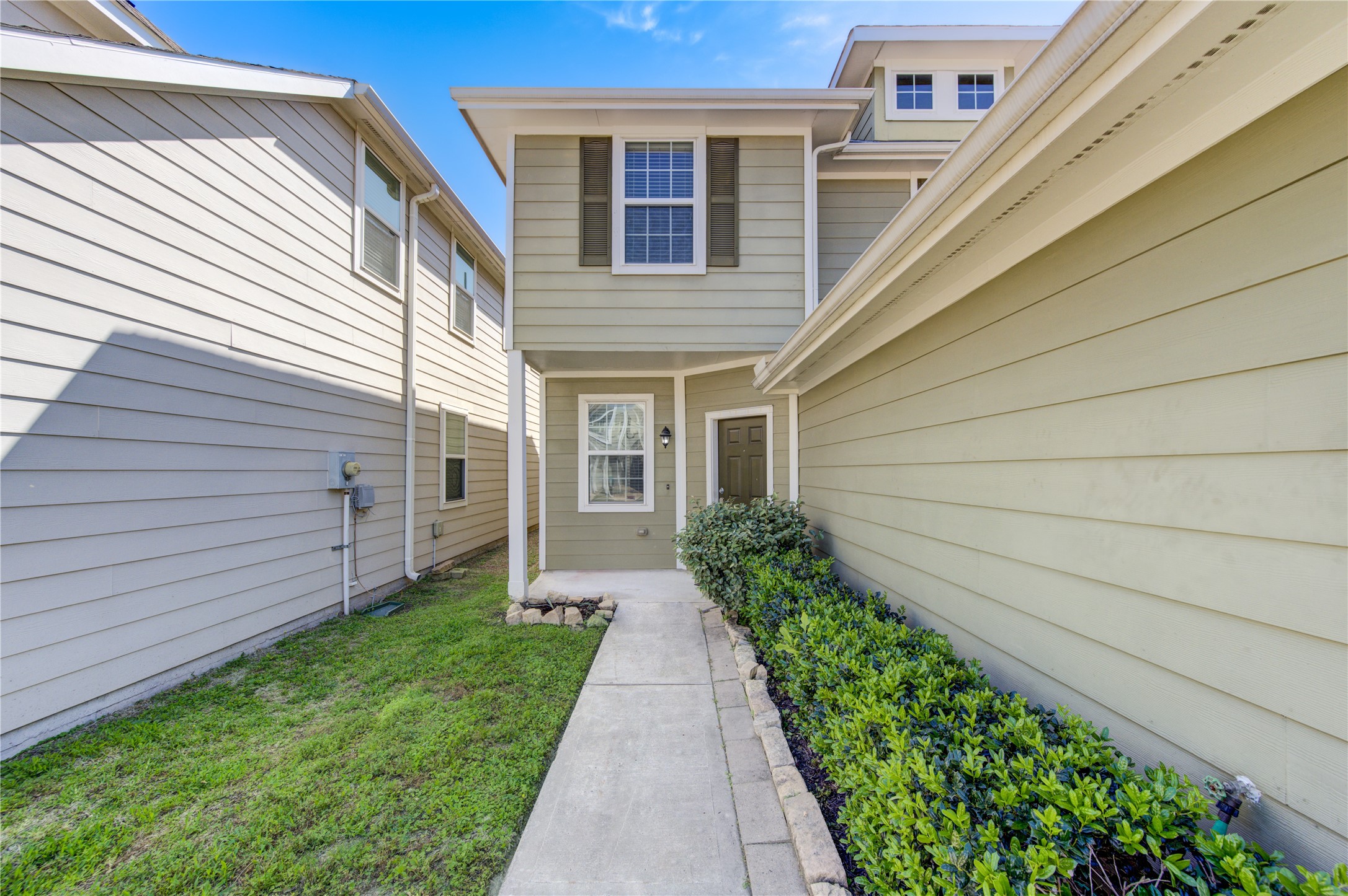 6518 Wilshire Ridge Houston, TX 77040 - Photo 3 of 30 Outdoor walkway.