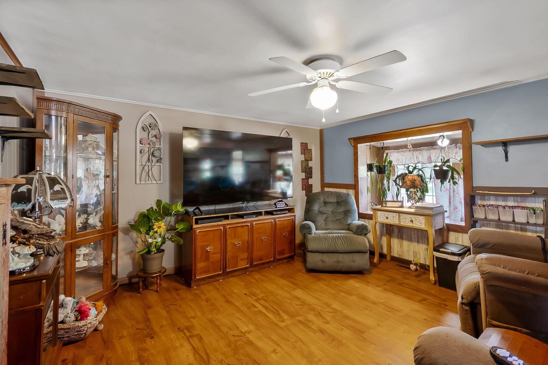 9522 Smith Road Ashley, OH 43003 - Photo 18 of 56 Living Room