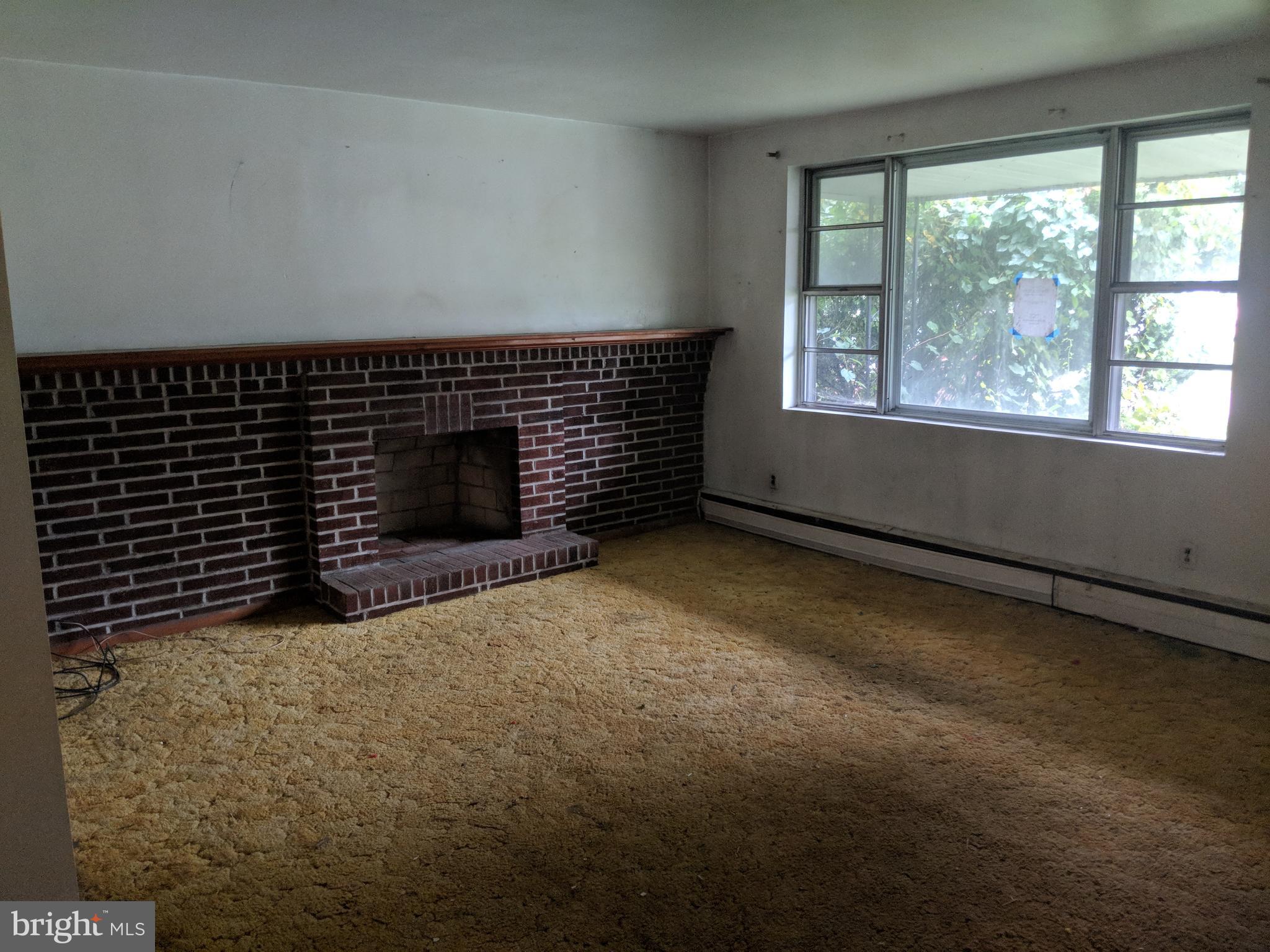 7305 Manchester Road Baltimore, MD 21222 - Photo 3 of 30 Living Room