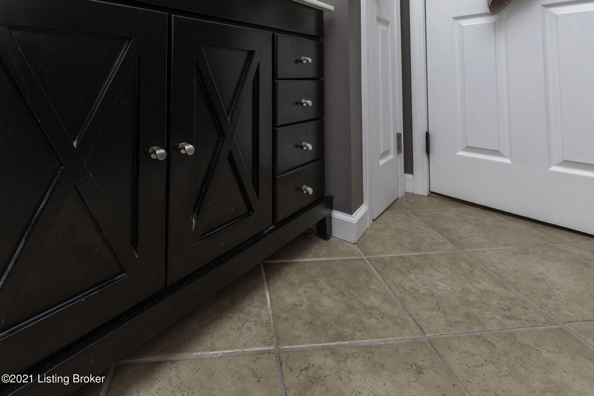 2107 Janlyn Road Jeffersontown, KY 40299 - Photo 41 of 53 Tile flooring